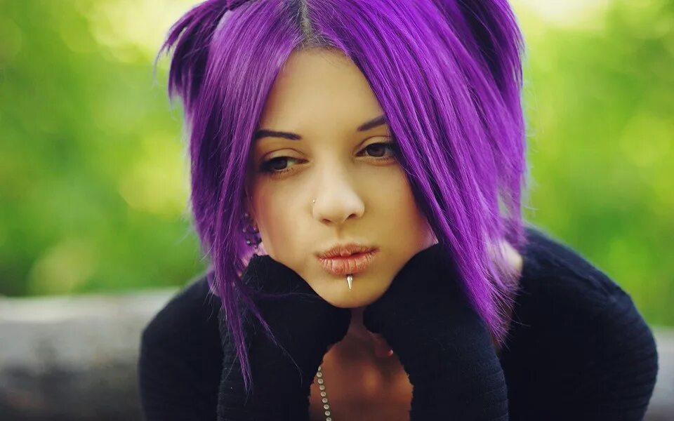 Красивые девушки с фиолетовыми волосами 1