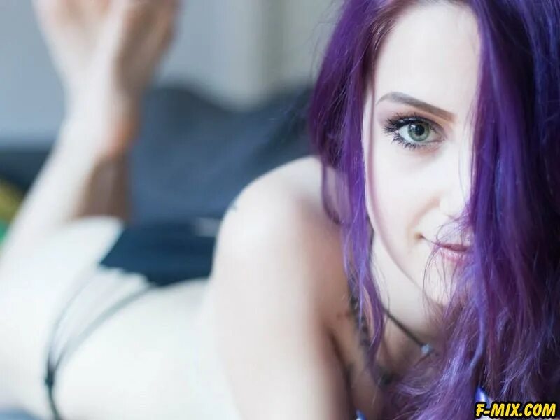 Красивые девушки с фиолетовыми волосами 11